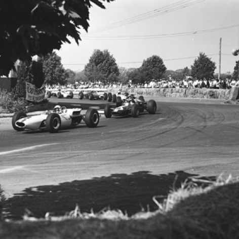 Jim sur la Lotus 32B en bagarre avec Franck Maticjh , parti en première ligna sur une Brabham BT 7 à Longford